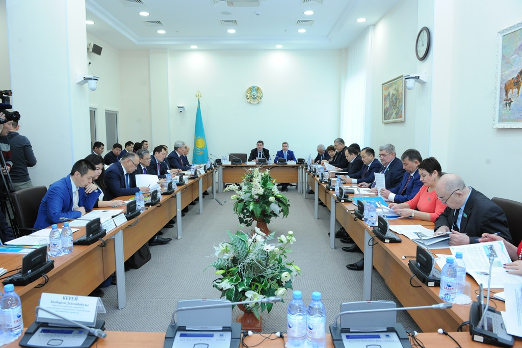 Мәжілісте Арал өңірінің өзекті мәселелері талқыланды