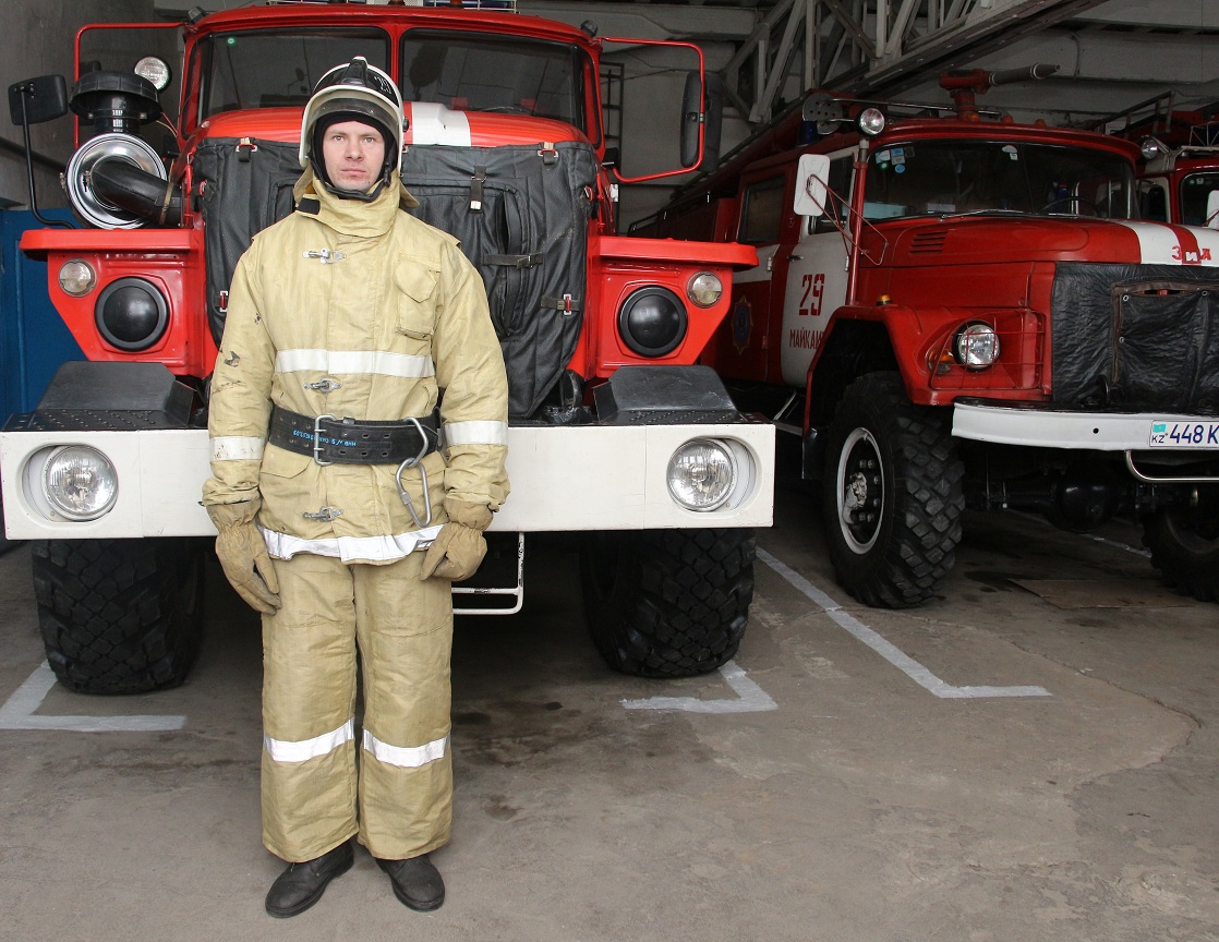 Майқайың кентінде өрт сөндірушілер газ толы баллондарды алып шықты