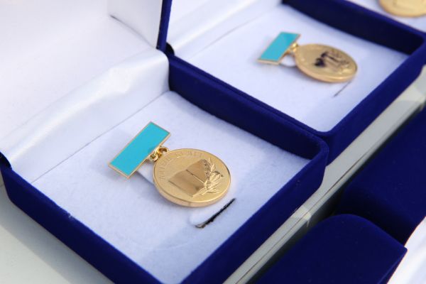 «Алтын белгі» иегерлерін педагогикалық ЖОО-ларға емтихансыз қабылдау ұсынылды