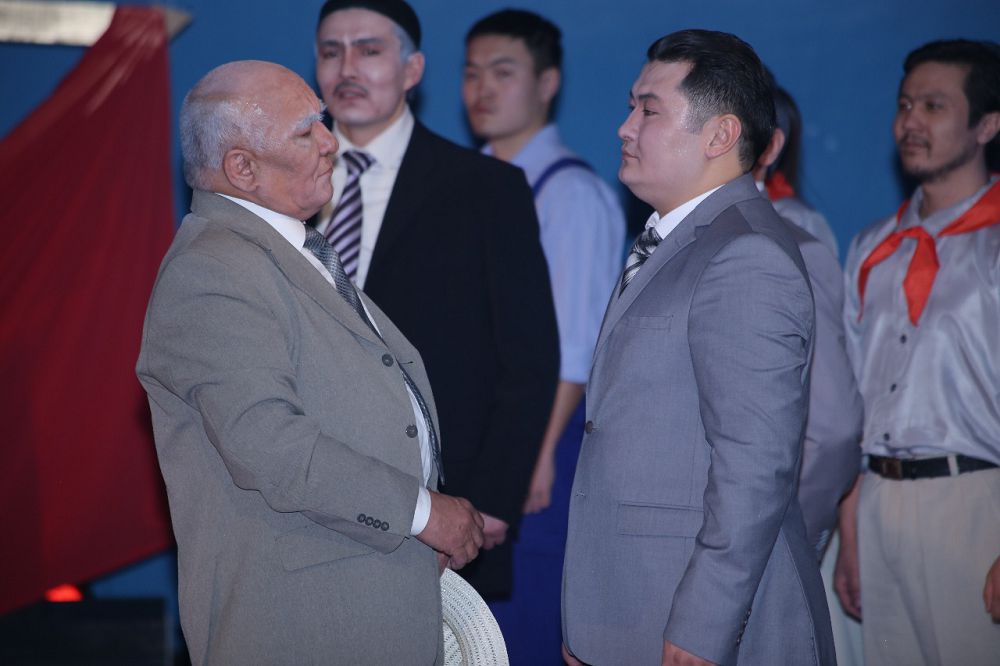 Қайраткер туралы қойылым
