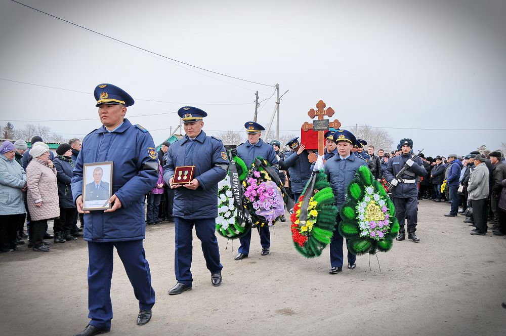 Павлодарда тікұшақ апатынан қаза тапқан экипаж командирін туған ауылына жерледі
