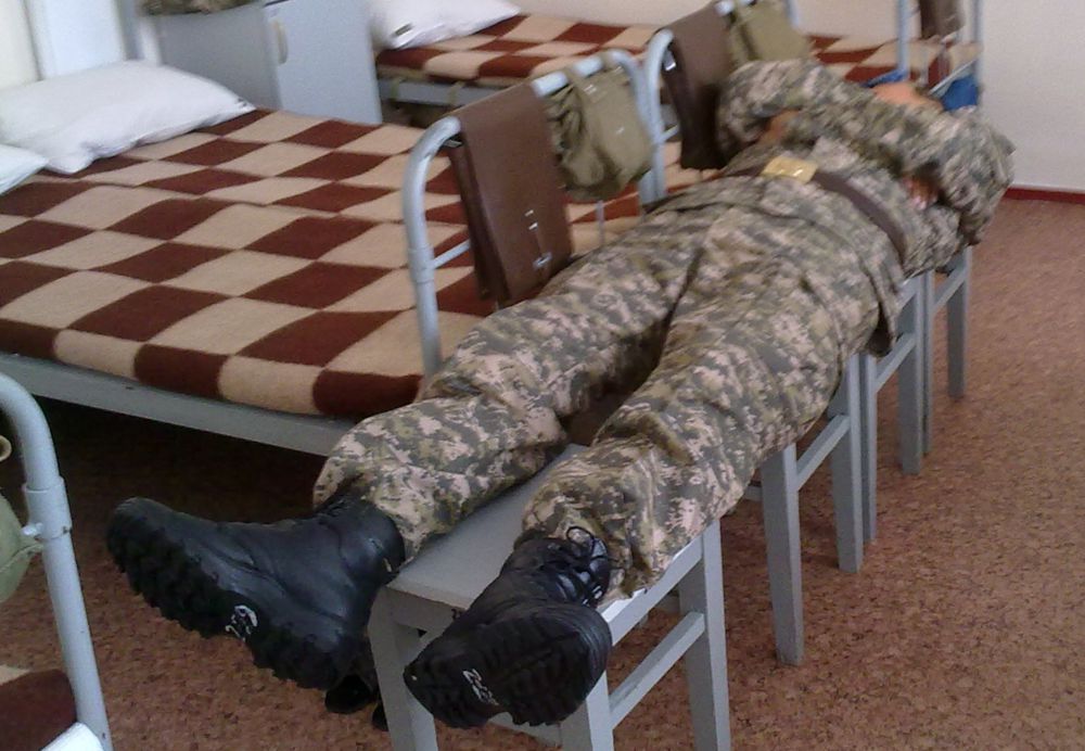 Әскердегі әлімжеттіктің себебі неде?