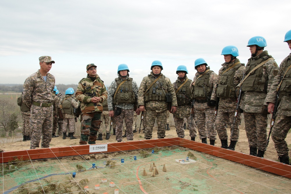 Үндістанның нұсқаушылары қазақстандық бітімгершілермен сабақтар өткізуде