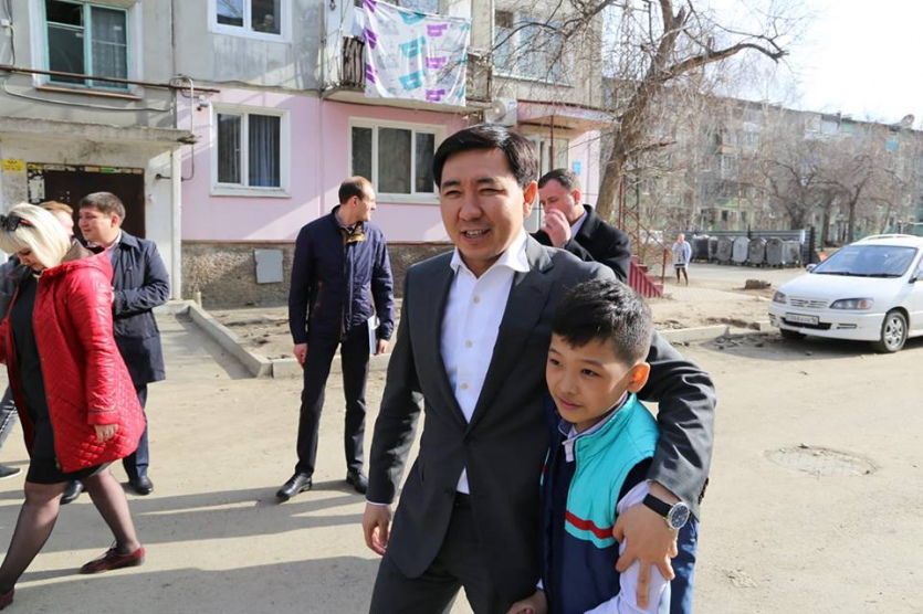 Өскемендік оқушының әлеуметтік желіде жариялаған видеосы қала әкімінің өзін ауласына келуге мәжбүр етті