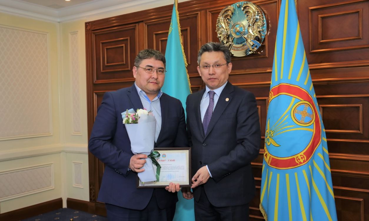 Бақыт Сұлтанов денсаулық сақтау саласы қызметкерлеріне құрмет көрсетті