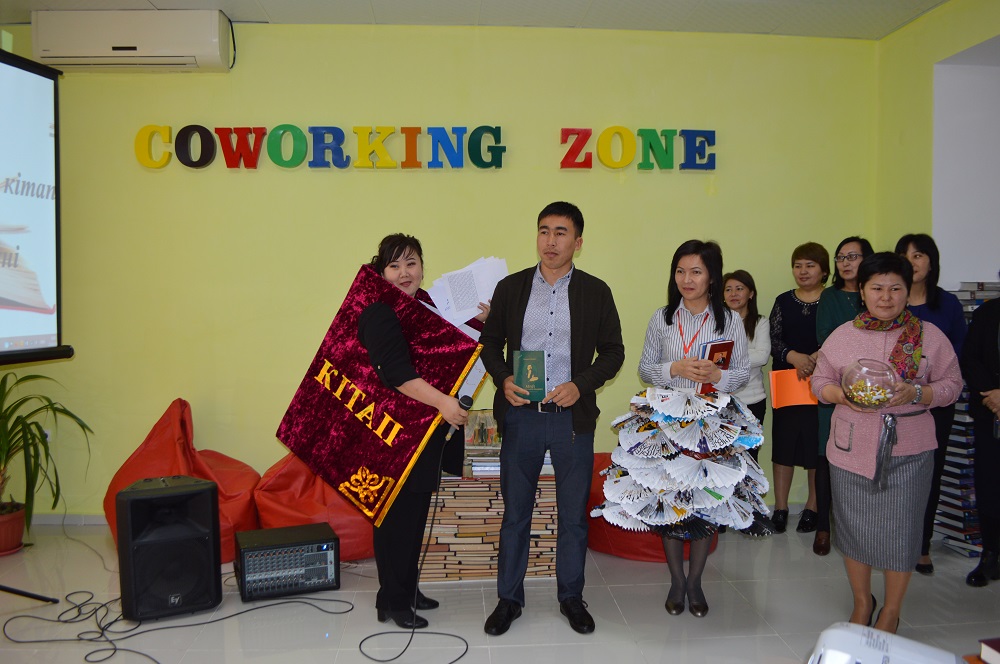 Білімдінің қолында алтын шырақ