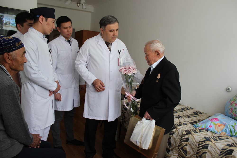 Отандық урологтар 90 жастағы тыл ардагеріне күрделі ота жасады