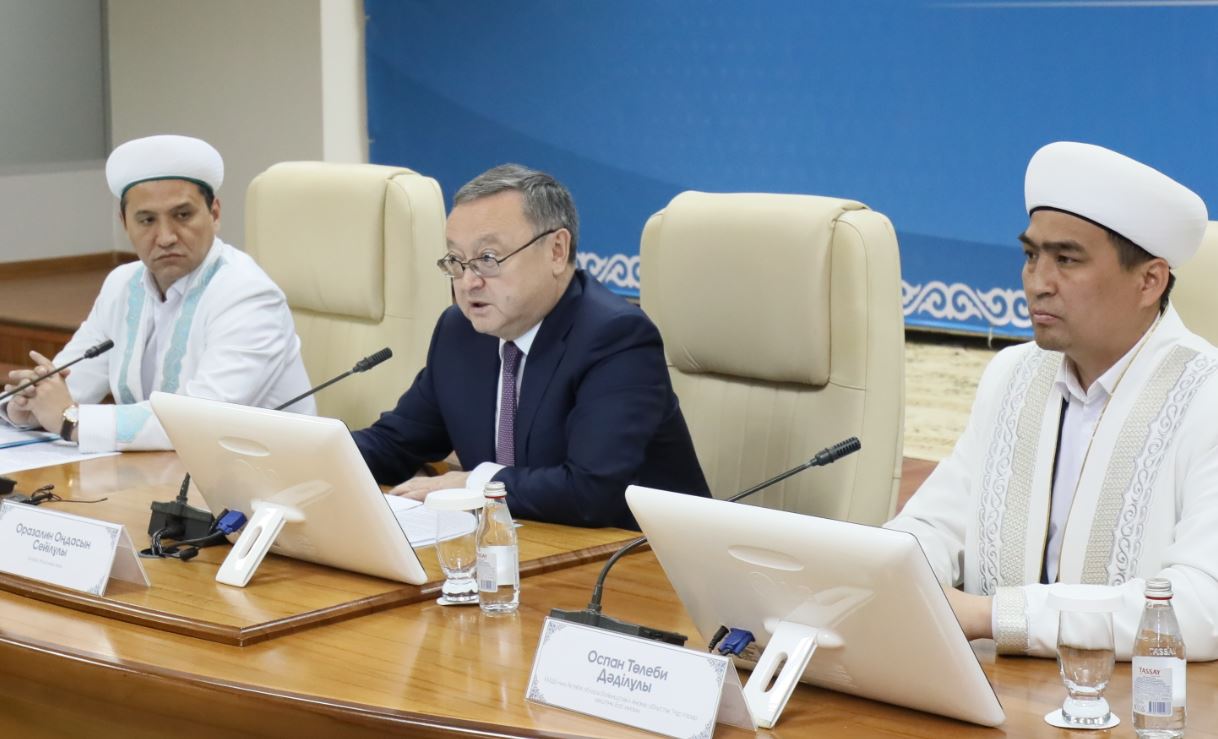 Ақтөбе облысының әкімі Оңдасын Оразалин жергілікті имамдармен кездесті