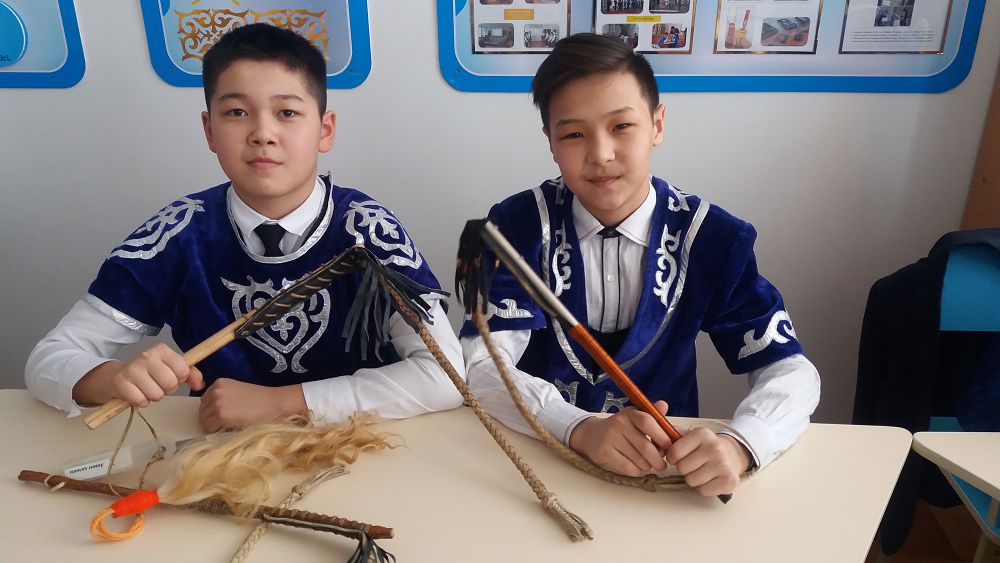 Қайыс тіліп, қамшы өреді