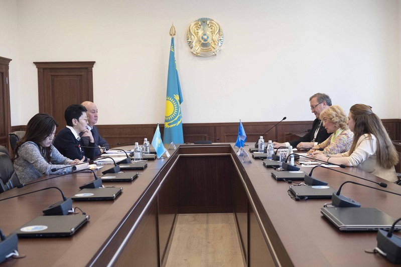 Халықаралық байқаушылармен кездесті