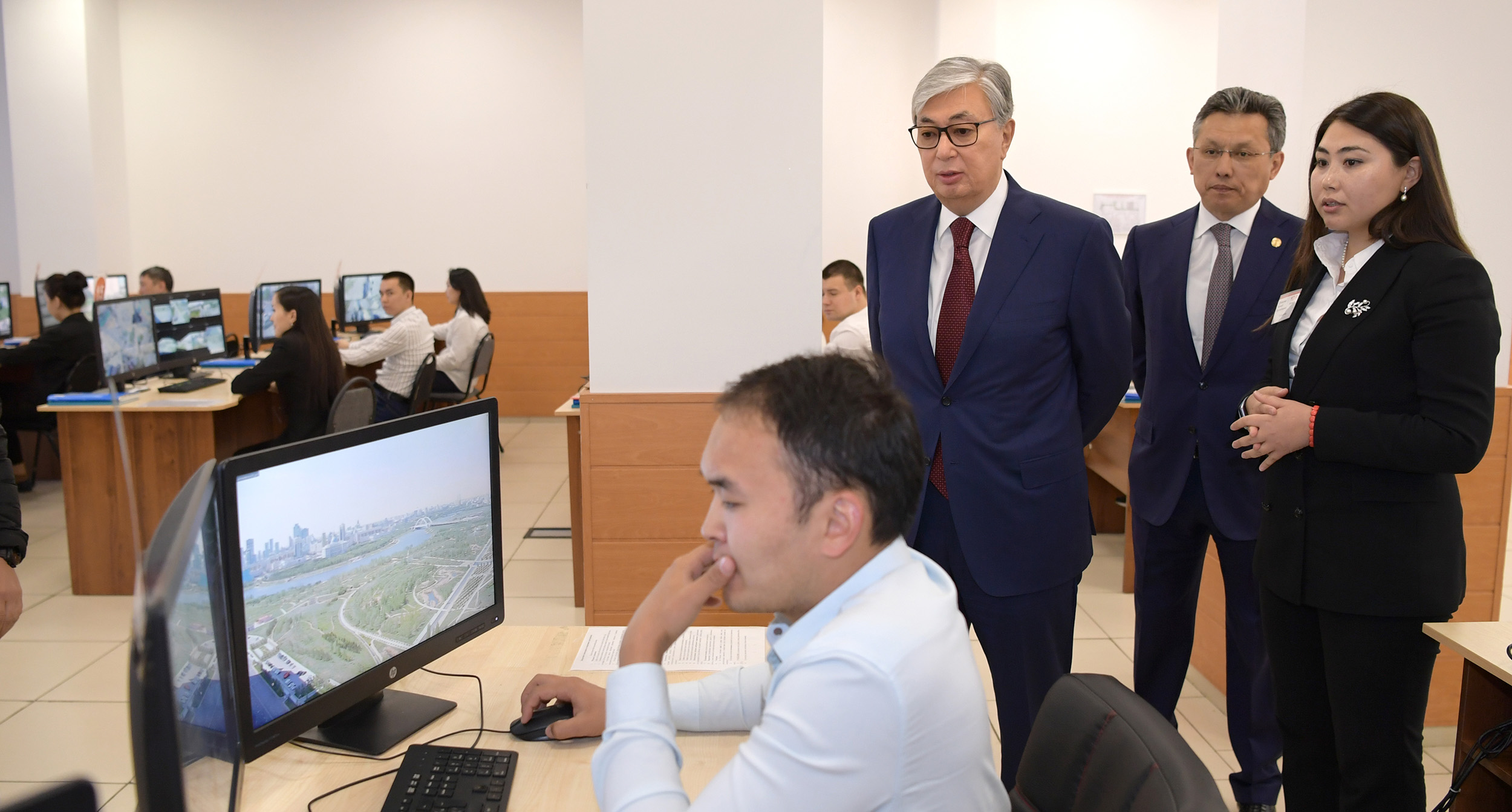 Қасым-Жомарт Тоқаев астанадағы «Ikomek109» мониторинг және шұғыл әрекет ету орталығына барды