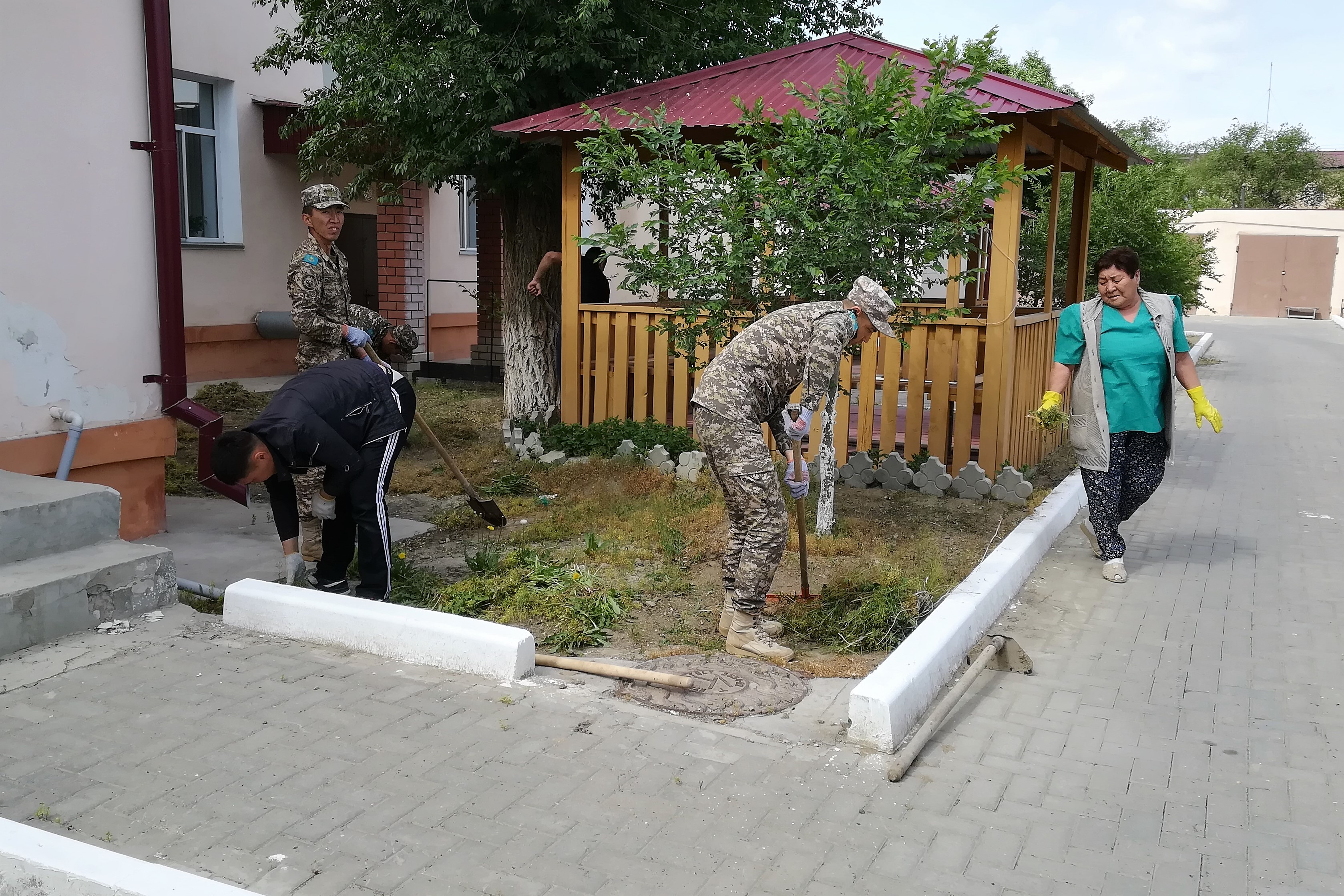 Әскери қызметшілер қарттар үйін қамқорлыққа алды