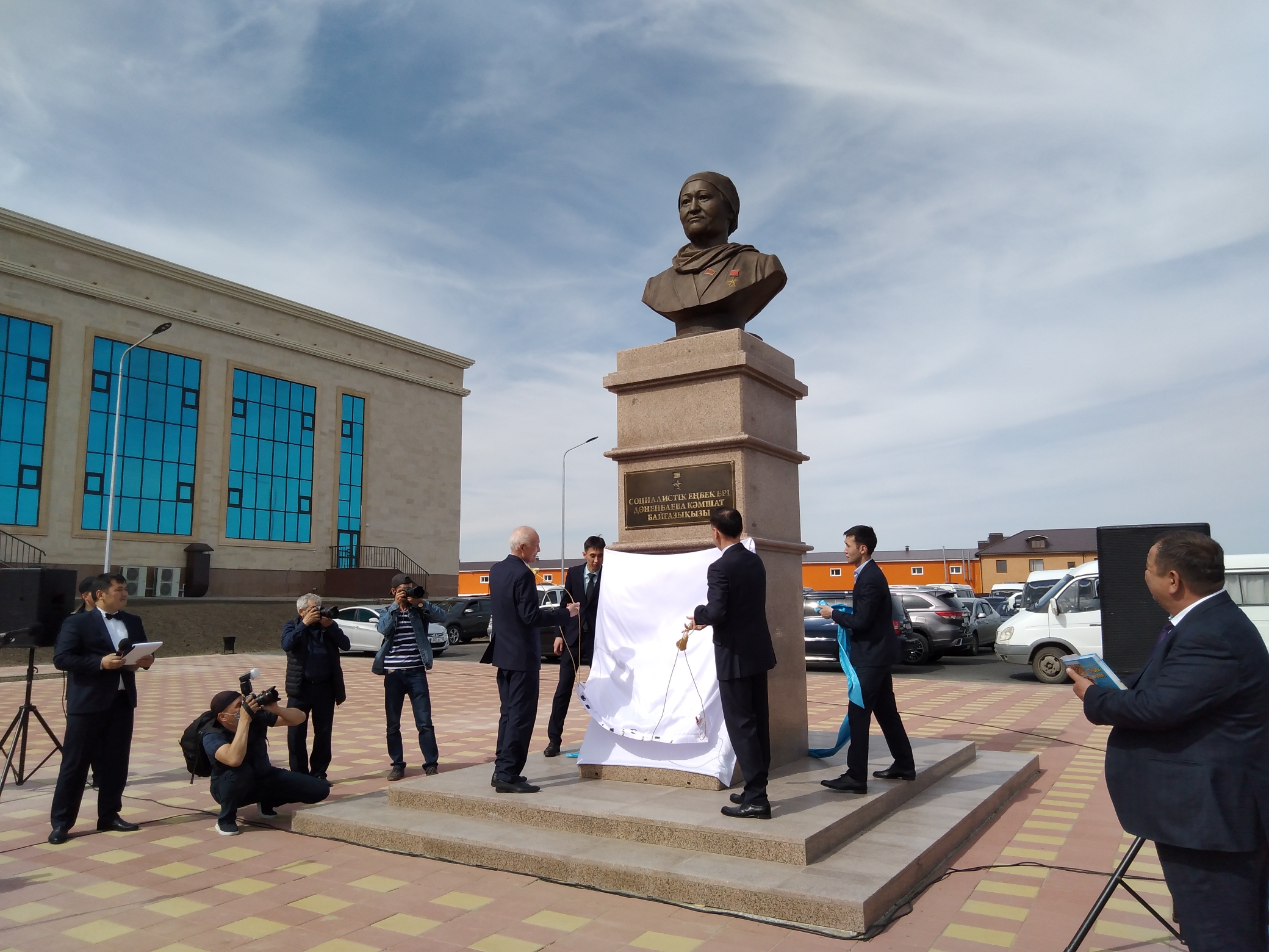 Қостанайда Кәмшат Дөненбаеваға ескерткіш-мүсін орнатылды