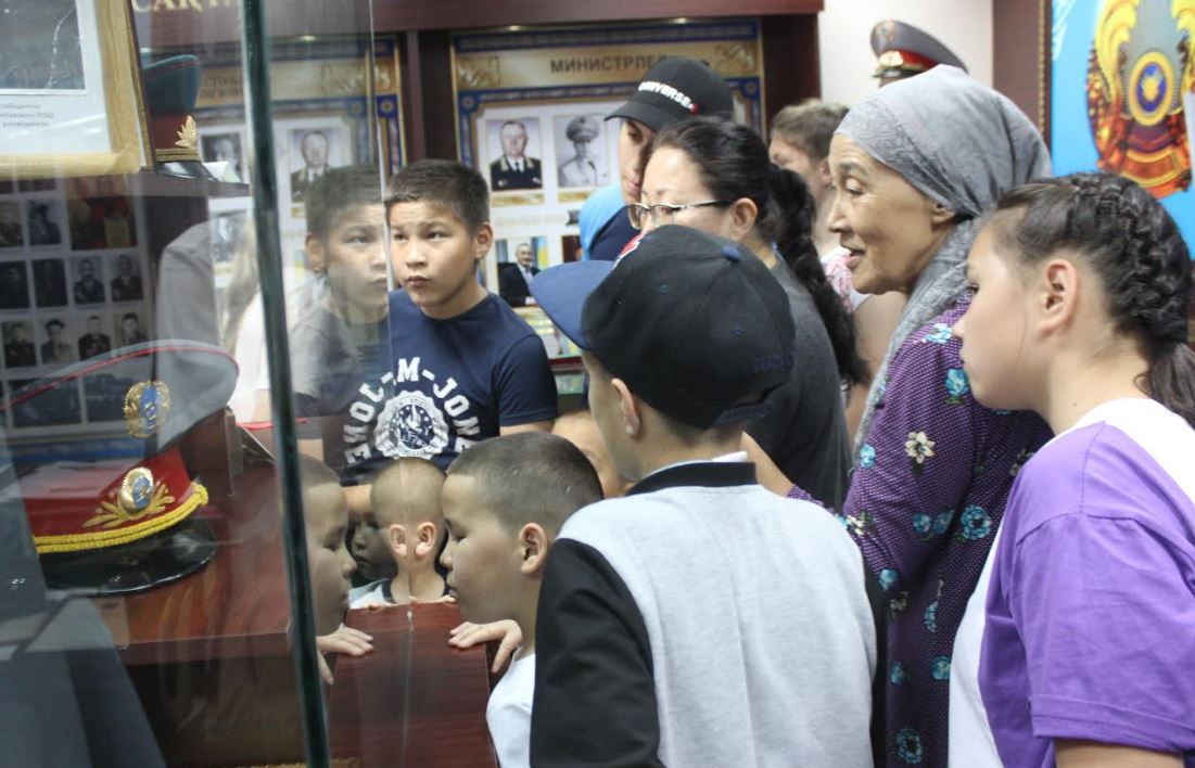 Полицейлер балаларды теңізге катермен серуендетті