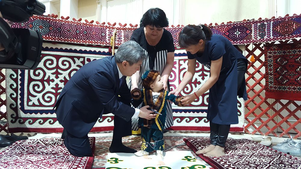 Кәріс азаматы қазақ баласының тұсауын кесті