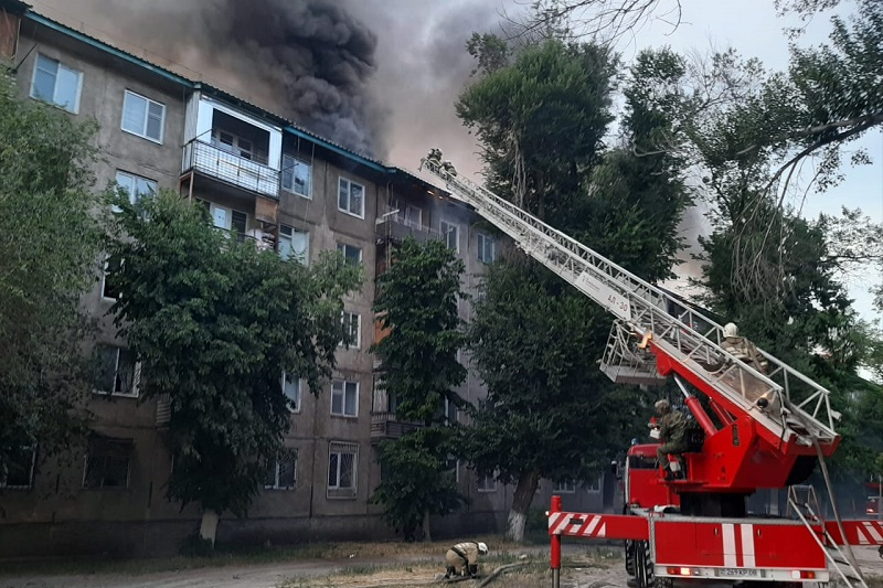 Таразда көп қабатты үй өртенді