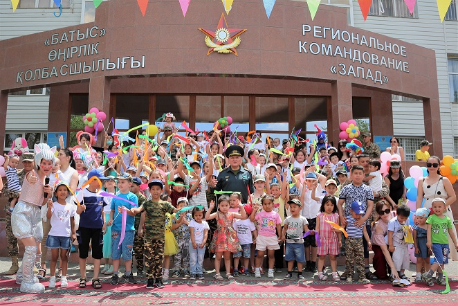 Батыс әскерилері балаларға әсерлі мейрам ұйымдастырды