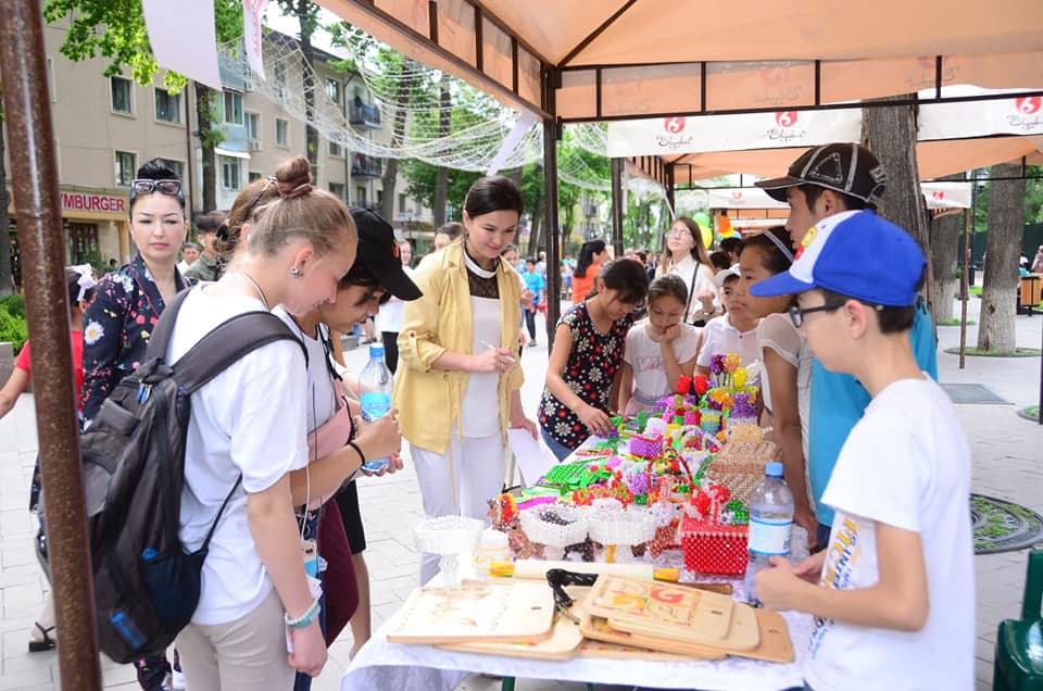 Шымкенттегі кəсіпкер балалар тапқан табыстарын қайырымдылыққа жұмсайды