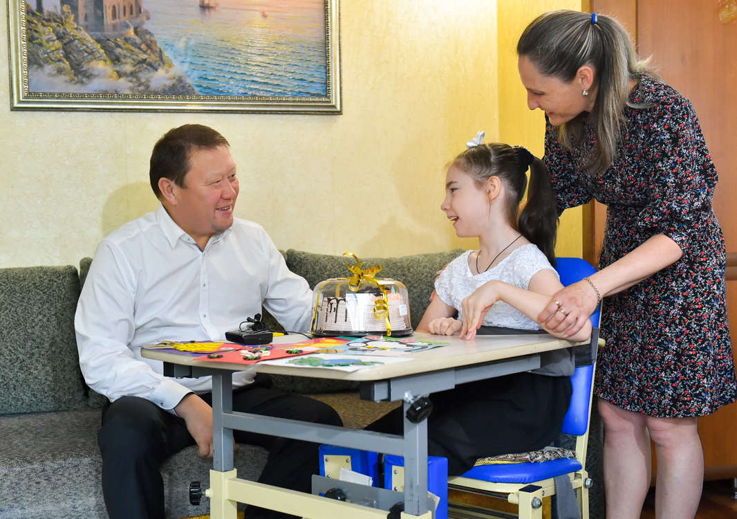 Солтүстік Қазақстан әкімі мүмкіндігі шектеулі балаларға сыйлық жасады