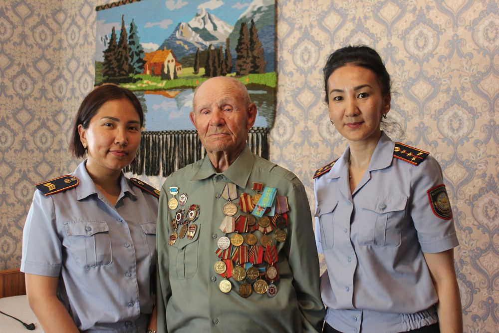 Ақтау полицейлері ардагерлерді Ораза айт мейрамымен құттықтады