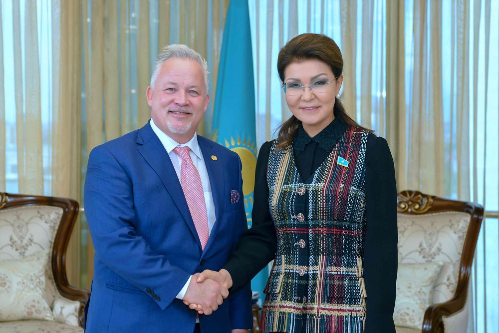 Швеция байқаушысымен кездесті