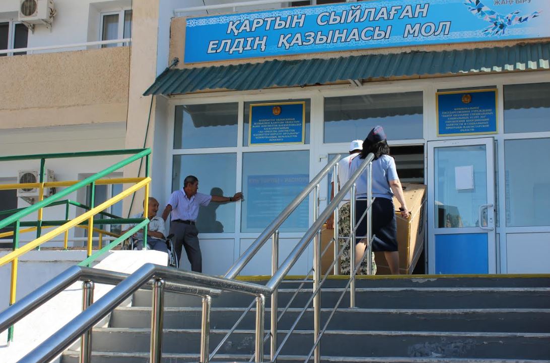 Маңғыстаулық полицейлер қайырымдылық көмек көрсетуде