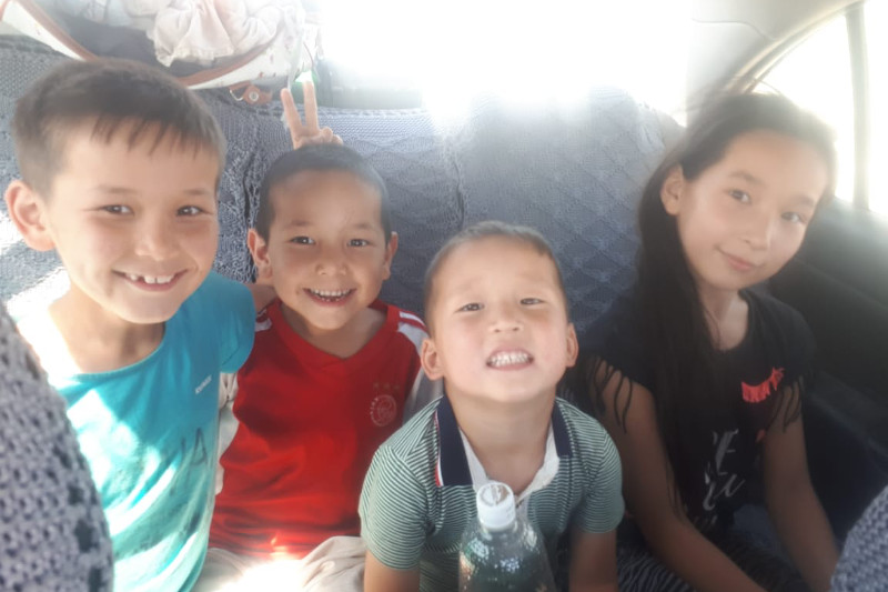 Өз сәбиін жоғалтып алған арыстық әйел өзгенің баласын анасына апара жатыр