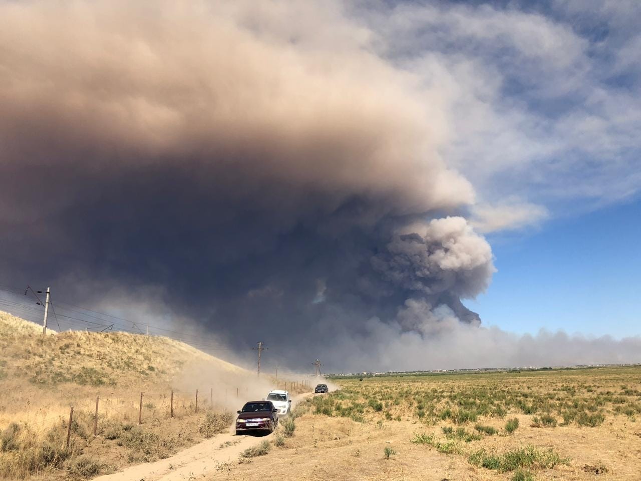 Арыста полиция қызметкерлері эвакуацияланған азаматтардың мүлкін күзетеді