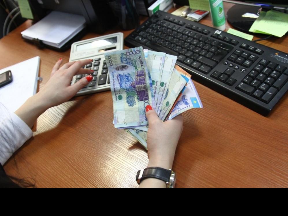 1 миллионнан астам азаматтық қызметші осы айда жоғары жалақы алады