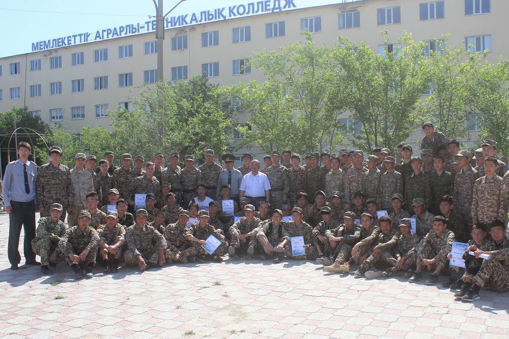 Әскери қызметшілер  оқушылар мен студенттерді әскери істің қыр-сынына үйретуде