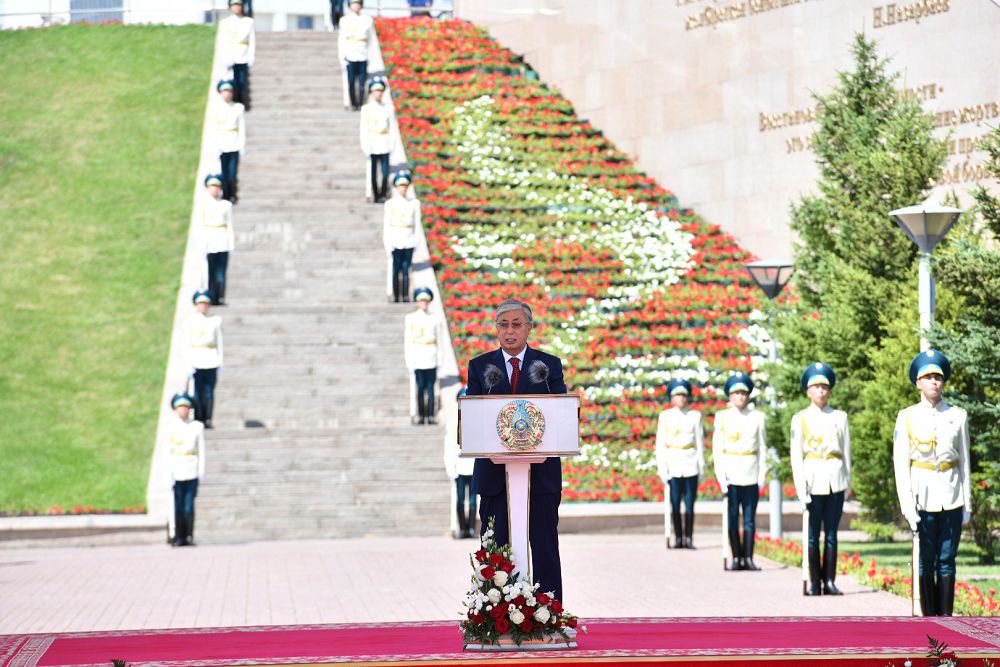 Мемлекеттік Ту көтеріліп, әскери шен тапсырылды