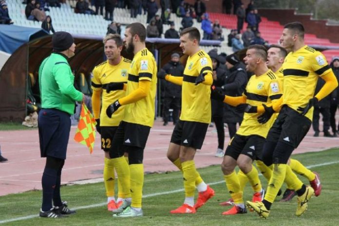 Сырт алаңда  тең түсті