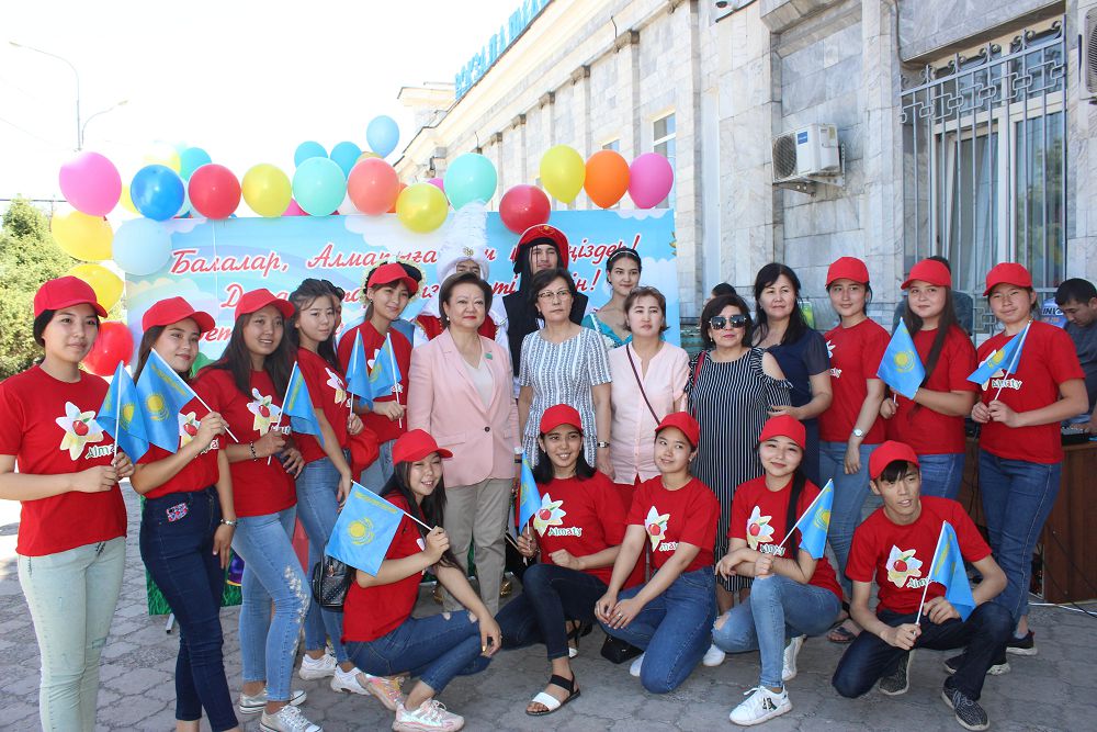 Сенатор Арыстан келген балалар тобын қарсы алды
