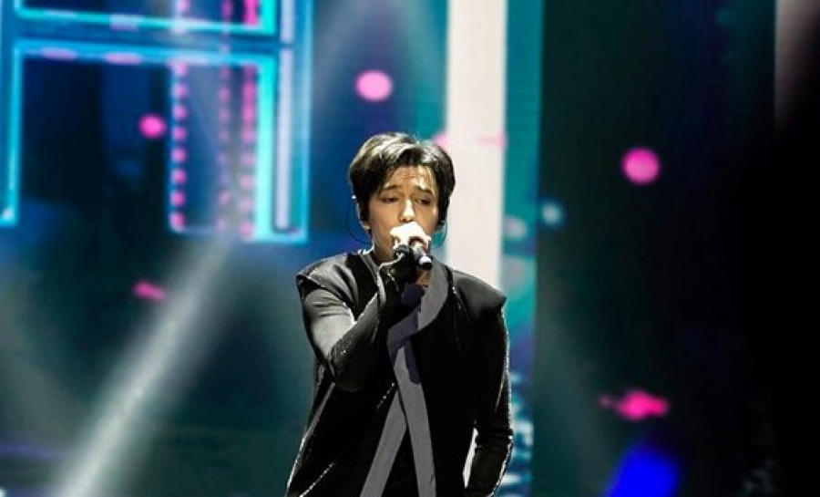 Димаш Құдайберген актер Джеки Чанның концертінде өнер көрсетті