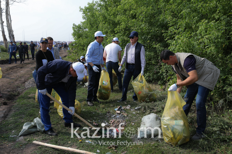 Үкімет басшысы бастаған елорда жұрты Есіл мен Қарасу өзендерін тазалауда