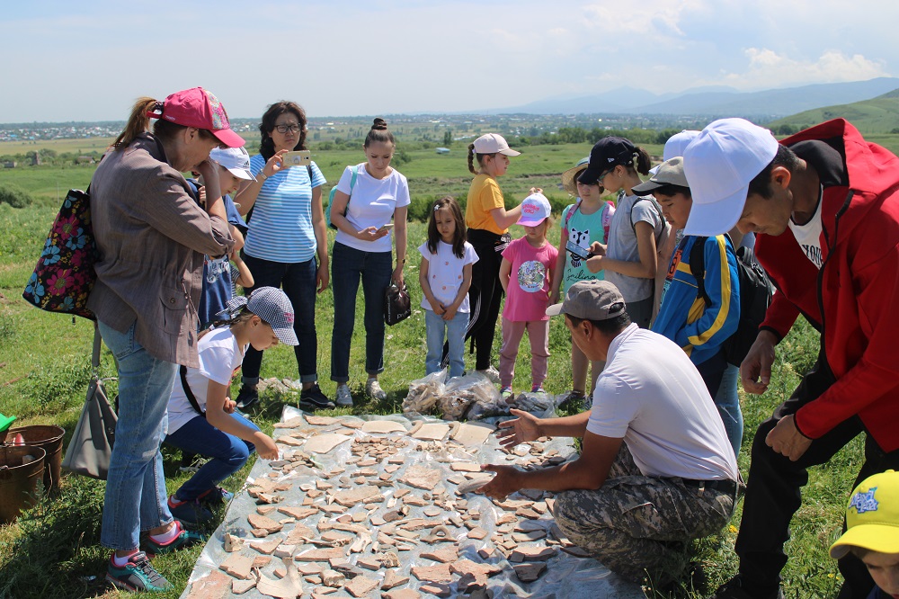 Жас археологтар көне қалаларға саяхаттады