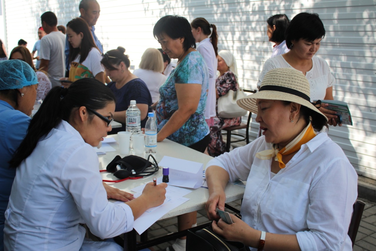 Алматыда дәрігерлер базар қызметкерлері мен келушілерді қарады