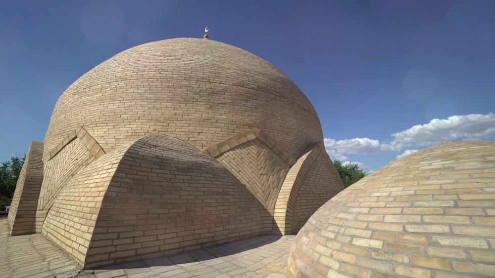 Он бес күмбезді көне мешіт