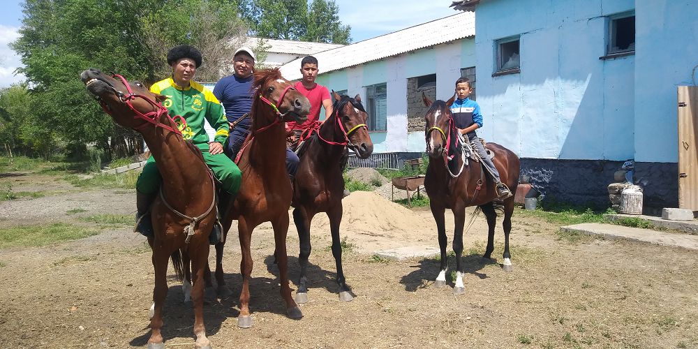 Көкжотада ат спорты мектебі бар