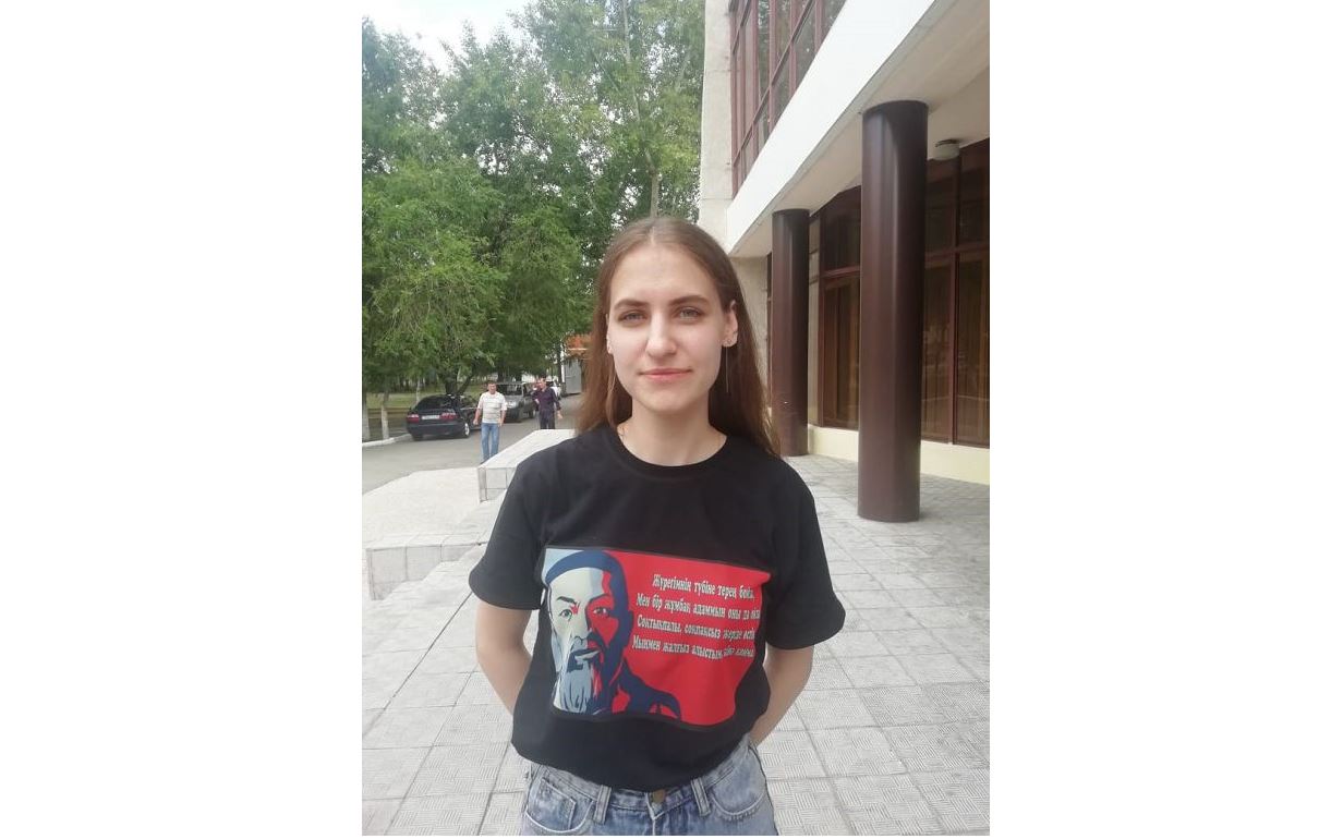 Абайды жатқа оқитын қыз (видео)