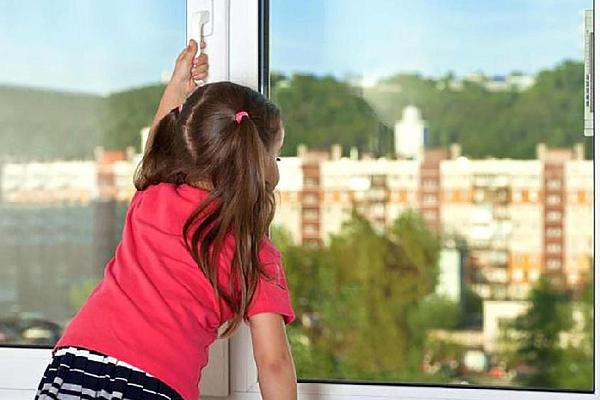Балалардың терезеден құлауы: қайғылы жағдай болмас үшін не істеу керек