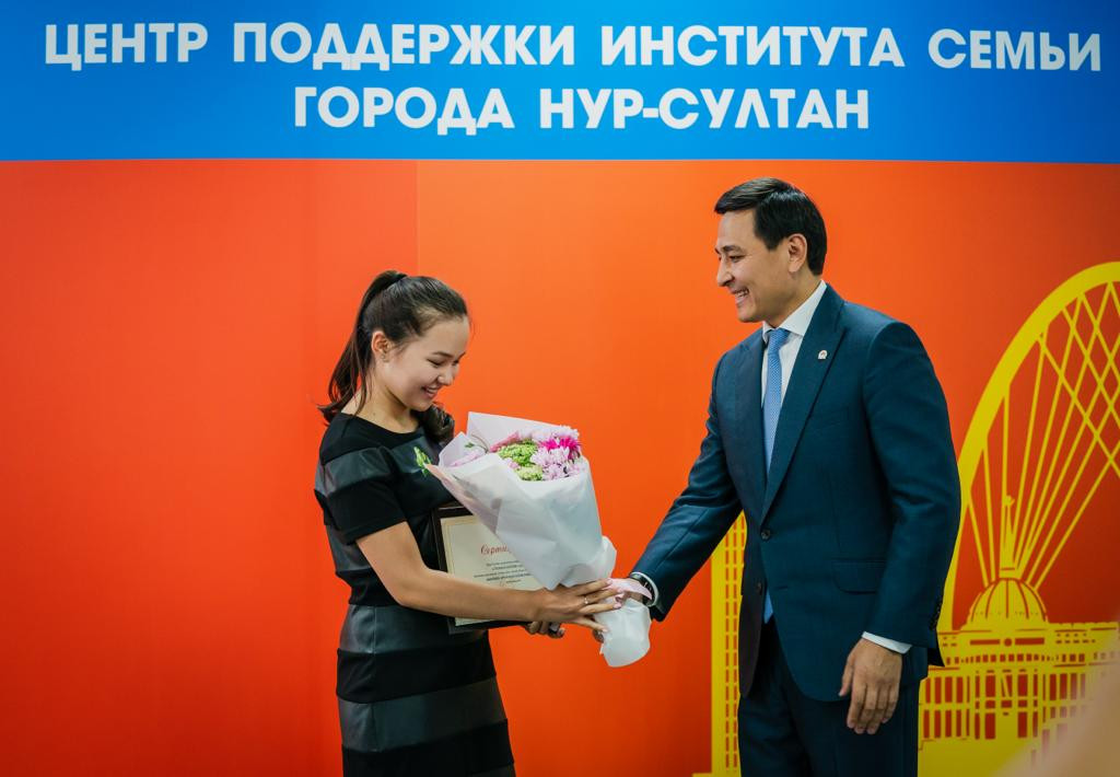 Елорда әкімі Алтай Көлгінов 49 жас түлекке білім грантын табыс етті