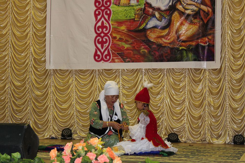 Ауыл әжелері – сахна төрінде