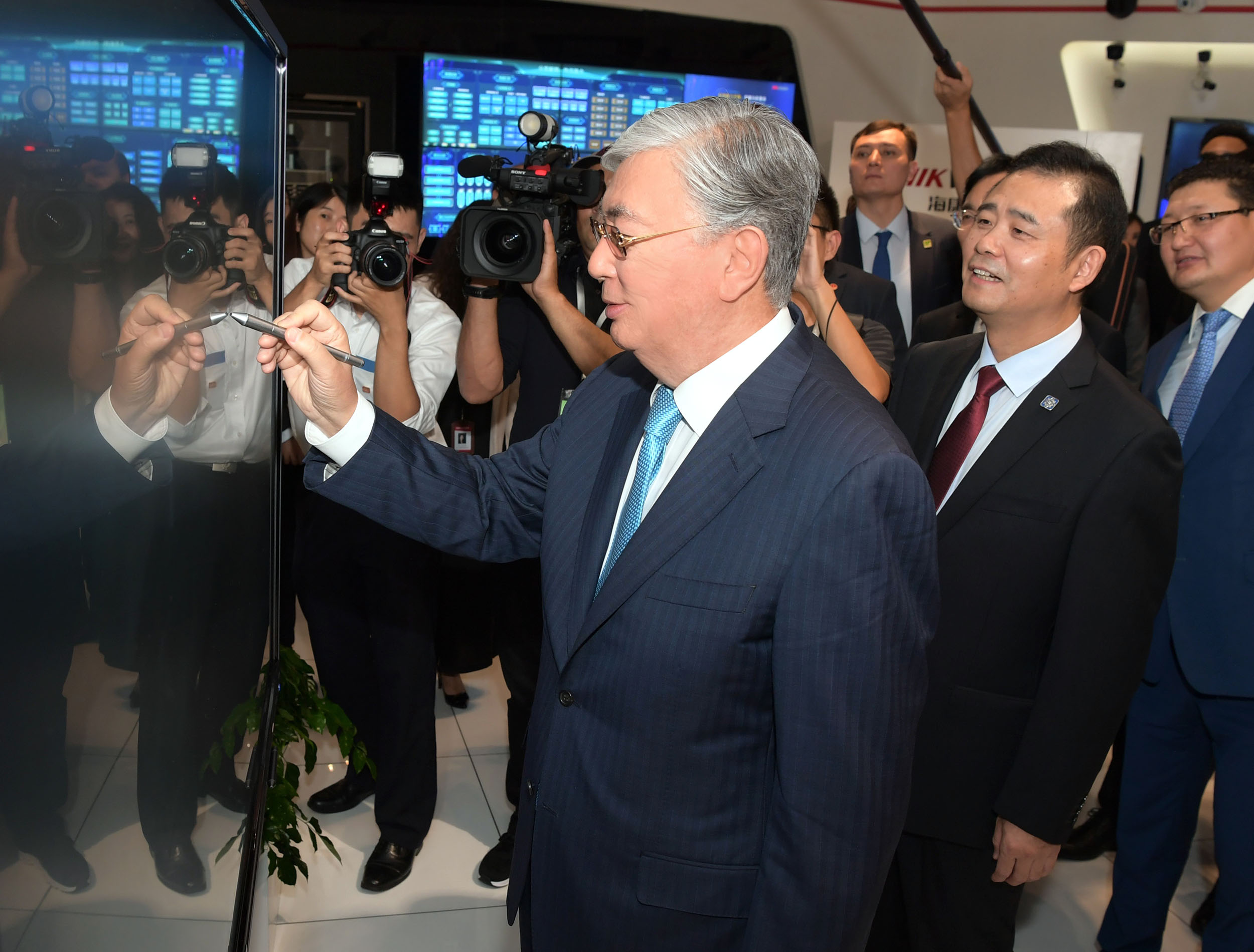 Мемлекет басшысы «Hikvision» компаниясының офисіне барды