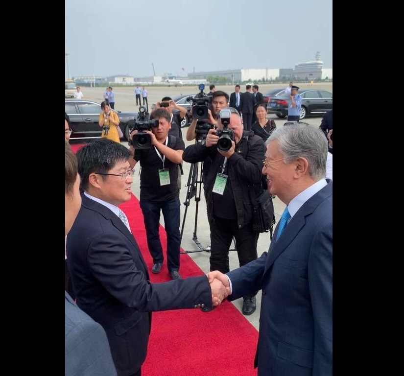 Президент «Alibaba» компаниясының кеңсесіне барып, Джек Мамен кездеседі