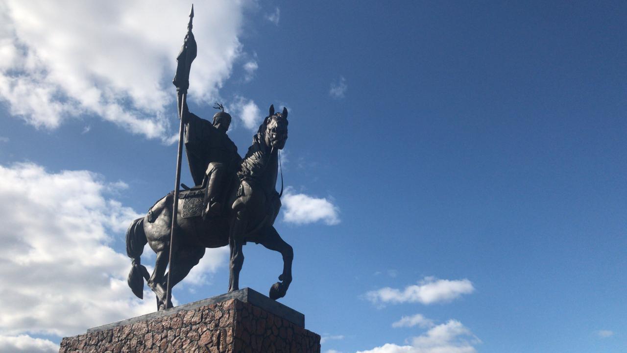 ШҚО Абай ауданында батыр Тоқтамыс Лақаұлына еңселі ескерткіш орнатылды