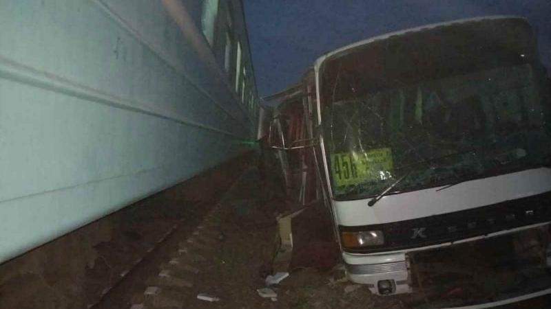 КТЖ: Кептеліс салдарынан автобус өткелде тұрып қалған