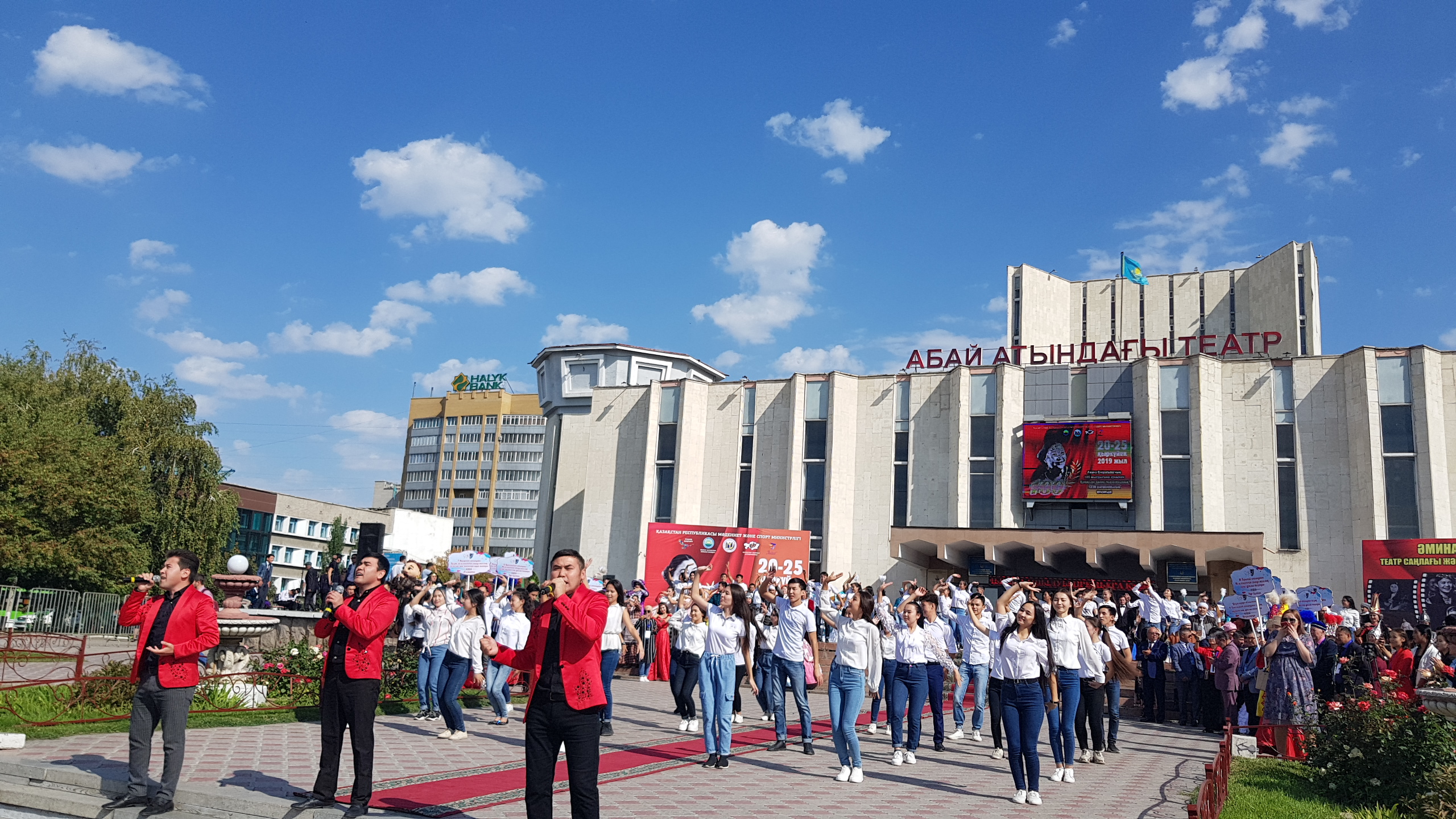 Фестивальдің алғашқы күнінде екі қойылым сахналанды