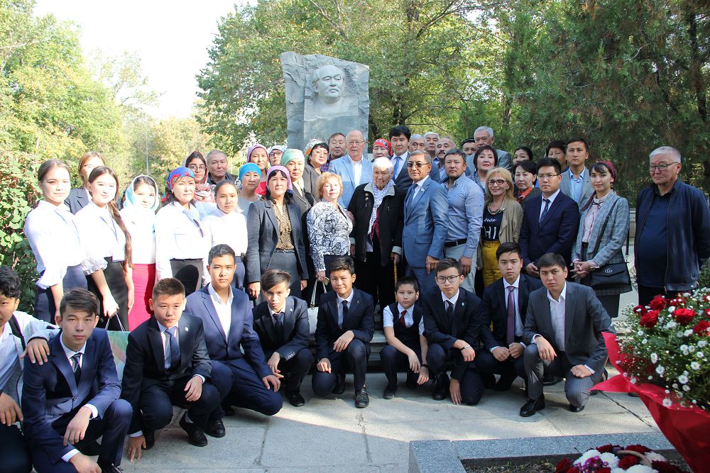 Алматыда Әуезов есімі әспеттелді