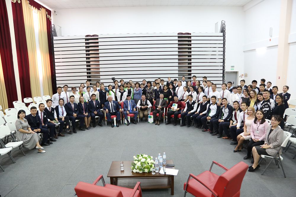 Оқушылар қарттарды мектепке шақырды